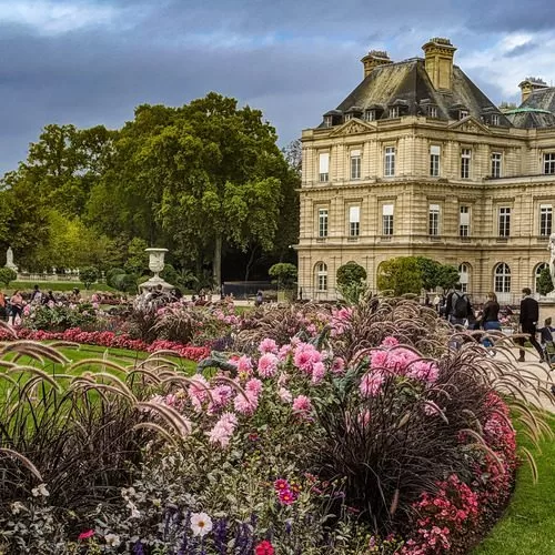 Flowers an an ornate castle in the Jardin du Luxembourg, one of the best places family activities in Paris